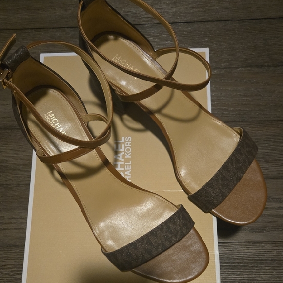 Michael Kors Brown Sandals Elegant Minimalist Design - Picture 1 of 4